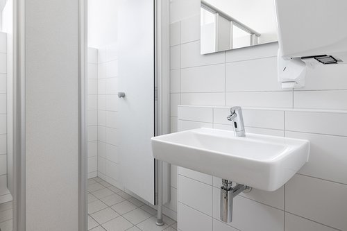 Rubinetto elettronico per lavabi PURIS E HD-K nei locali sanitari della palestra di Freudenstadt. Rubinetto elettronico per lavabi PURIS E HD-K nei locali sanitari della palestra di Freudenstadt.
