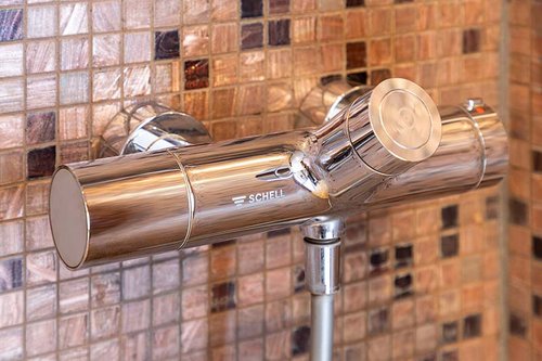 SCHELL Logo auf der Aufputz-Duscharmatur VITUS VD-C-T/u in der KissSalis Therme.