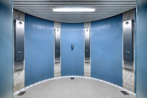 SCHELL Duschpaneele LINUS Inox DP-C-T in den Sanitäranlagen der KissSalis Therme.