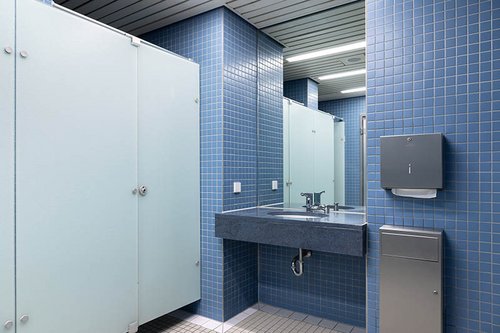 Gesamtaufnahme des Sanitärbereichs der KissSalis Therme mit der Elektronischen Waschtisch-Armatur XERIS E HD-M.