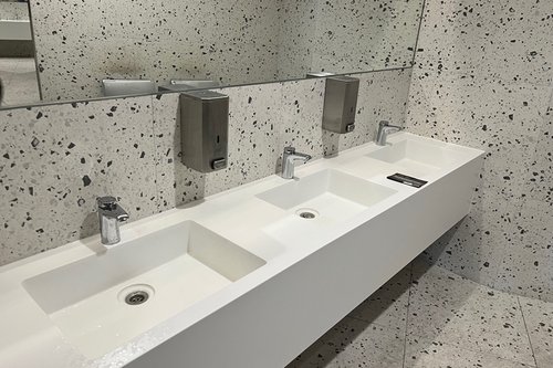 Waschtisch-Armaturen XERIS SC von SCHELL in den Besuchertoiletten des MVM Dome in Budapest