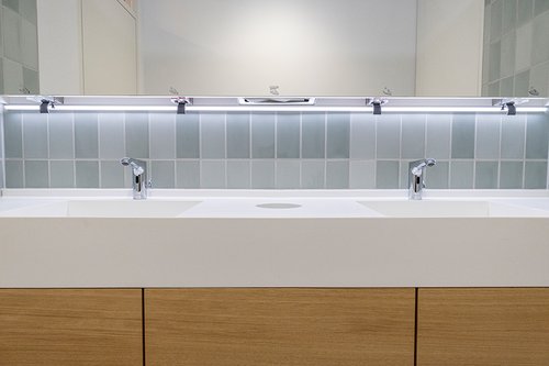 Zwei elektronische Waschtisch-Armaturen XERIS E HD-M in den Sanitärräumen des BW Green Building.