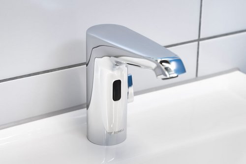 Elektronische Waschtisch-Armatur XERIS E HD-M im Sanitärgebäude der Erholungsanlage St. Leoner See