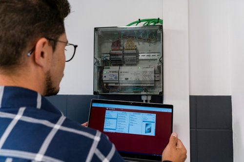  Schell Vertriebsbeauftragter Benjamin Buschhaus überprüft SWS Server in der Gemeinschaftsgrundschule Wesel.