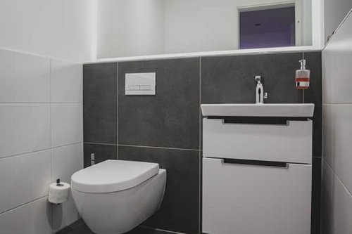 Elektronische Waschtisch-Armatur XERIS E HD-M und WC-Betätigungsplatte MONTUS BOARD in der Loge Lüdenscheid
