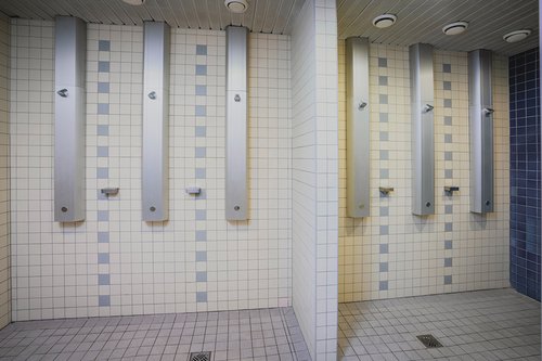 Sanitärbereich mit Duschpaneele LINUS DP-C-T von SCHELL im Hallenbereich des Freizeitbads Olpe