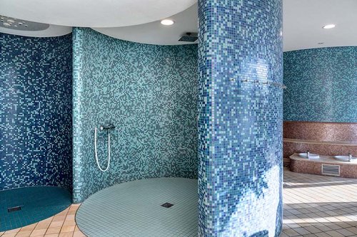 Wellnessbereich der KissSalis Therme mit Waschtisch-Armatur MODUS EH und Aufputz-Duscharmatur VITUS VD-C-T/u im Hintergrund.