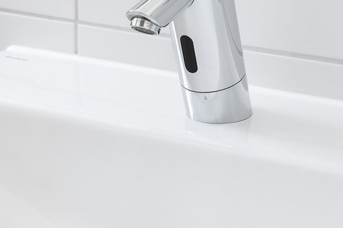 Rubinetto elettronico per lavabi PURIS E HD-K e accessorio di scarico per lavabo OPEN nei locali sanitari della palestra di Freudenstadt. Rubinetto elettronico per lavabi PURIS E HD-K e accessorio di scarico per lavabo OPEN nei locali sanitari della palestra di Freudenstadt.