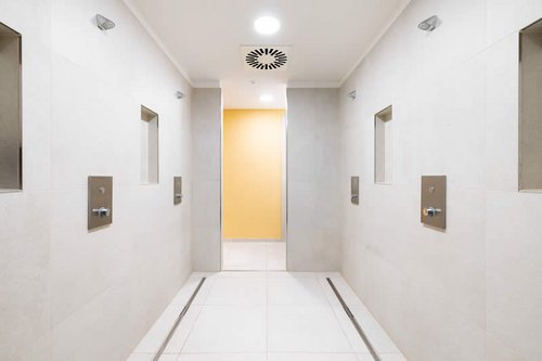 Unterputz-Dusche LINUS D-C-T und Duschkopf COMOFORT Flex im Sanitärbereich