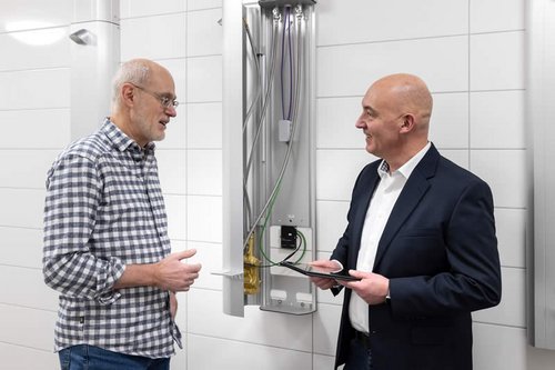 Beratung mit SCHELL Außendienst und LINUS Duschpaneel im Duschbereich im Vereinsgebäude des Sportpark Süd - FV Brühl.