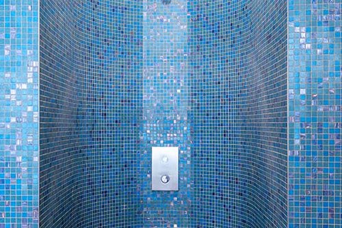 Unterputz-Dusche LINUS D-C-T mit Duschkopf COMFORT Flex im Wellnessbereich der KissSalis Therme.