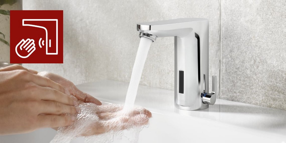 Händewaschen an einer berührungslosen Waschtisch-Armatur CELIS E