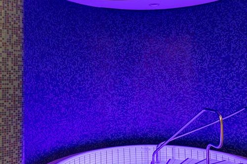 Atmosphärisch beleuchteter Pool in der KissSalis Therme.