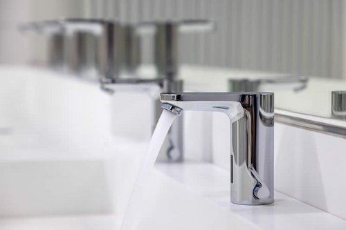 Elektronische Waschtischarmaturen CELIS E von Schell mit austretendem Wasserstrahl