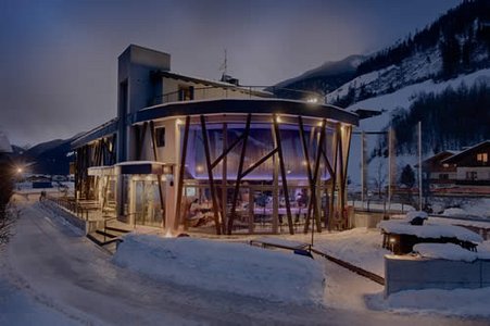 Außenansicht des Restaurant Stochas im Schnee.