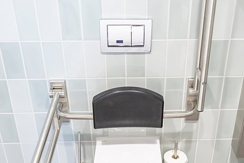 WC-Modul Montus FLOW H und WC-Betätigungsplatte MONTUS FIELD in den barrierefreien Sanitärräumen des BW Green Building.
