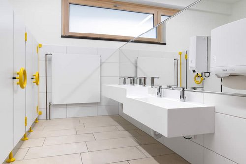 Die elektronische Waschtisch-Armatur CELIS E in den Sanitäreinrichtungen der Kita Spitzholz.