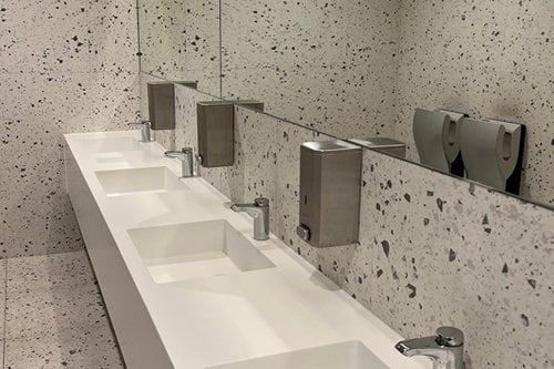 Waschtisch-Armaturen XERIS SC von SCHELL in den Besuchertoiletten des MVM Dome in Budapest