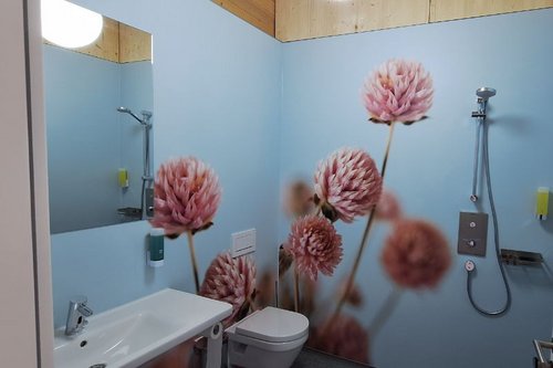 Elektronische Waschtisch-Armatur PURIS E HD-M, Unterputz-Dusche LINUS D-C-T, Brausegarnitur VITUS und Handbrause VITUS in einem Mietbad auf dem Campingplatz Sonnenhof in Ellwangen.