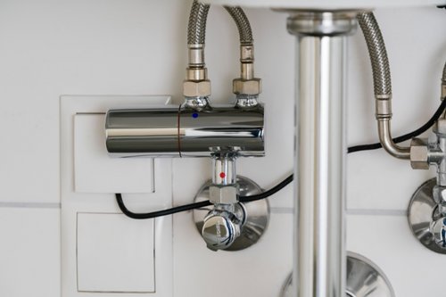 Nahaufnahme_eines_Eckventil-Thermostats_in_den_Sanita__rra__umen_der_Dorfschule_Ginderich