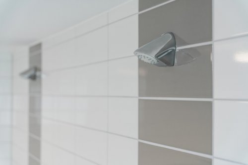 Duschkopf COMFORT Flex als Teil der Unterputz-Dusche LINUS D-C-T in der Gemeinschaftsgrundschule Wesel.