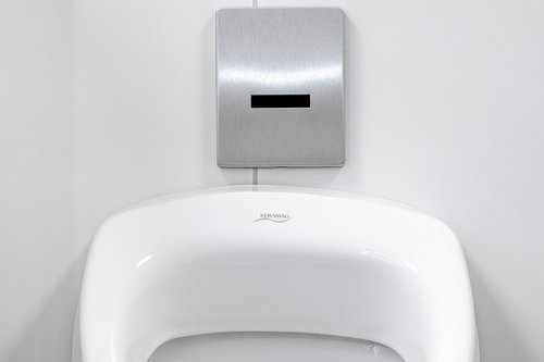 Urinalsteuerung EDITION E in den Herrentoiletten der Taunus Therme.