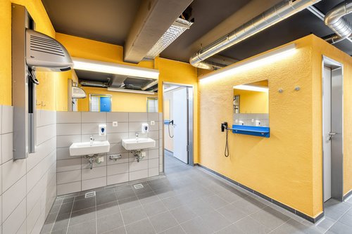 Elektronische Waschtisch-Armaturen XERIS E HD-M im Sanitärgebäude der Erholungsanlage St. Leoner See