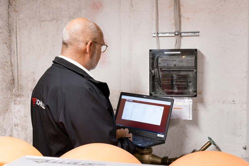 SCHELL-Mitarbeiter-programmiert-SWS-Server-im-Gebaeude-des-TSV-Muenchen-Ost-eV_SCHELL-employee-programmes-SWS-server-in-the-building-of-TSV-Muenchen-Ost-eV