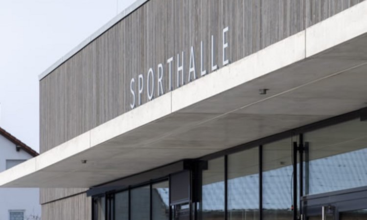 Außenansicht der Dreifeldsporthalle in Erbach
