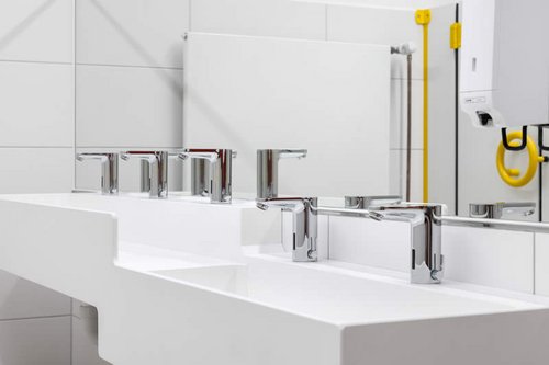 Mehrere elektronische Waschtisch-Armatur CELIS E in den Sanitärräumen der Kita Spitzholz in Sindelfingen.
