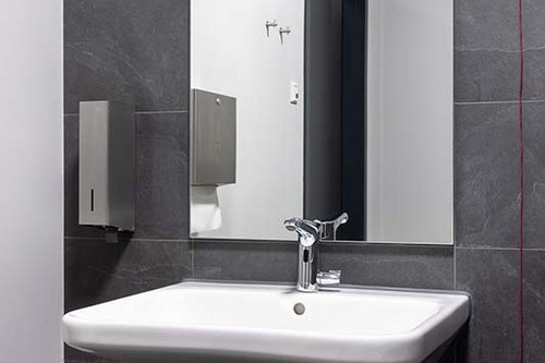 Elektronische Waschtisch-Armatur XERIS E-T HD-M in den barrierefreien Sanitäranlagen der KissSalis Therme