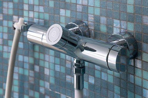 Nahaufnahme der Aufputz-Duscharmatur VITUS VD-C-T/u im Wellnessbereich der KissSalis Therme.