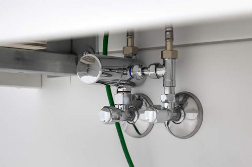 Nahaufnahme Eckventil-Thermostat von Schell im Sanitärbereich der Kita