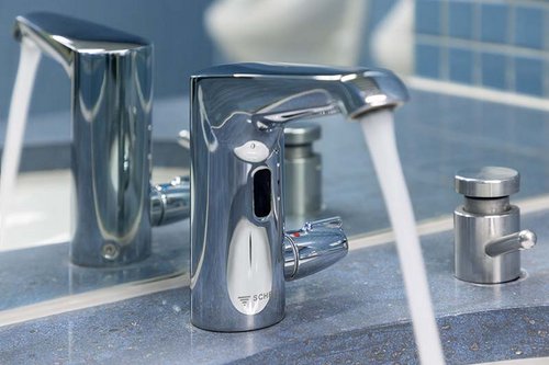 Elektronische Waschtisch-Armatur XERIS E HD-M mit austretendem Wasserstrahl im Sanitärbereich der KissSalis Therme.