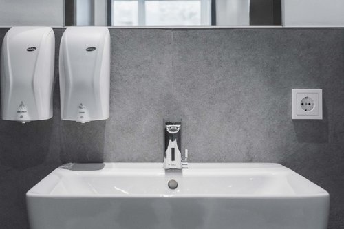 Eine-elektronische-Waschtisch-Armatur-CELIS-E-HD-M_One-CELIS-E-HD-M-electronic-washbasin-tap