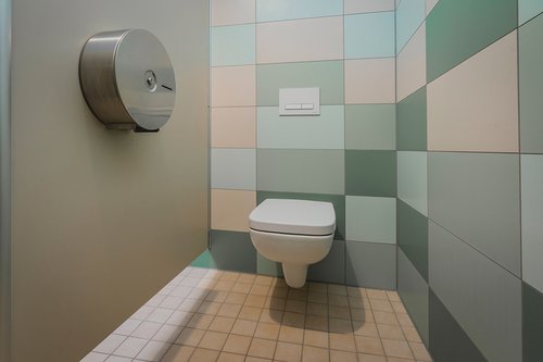 WC-Betätigungsplatte LINEAR 2 im WC-Bereich des Kursbeckens im Freizeitbad Olpe