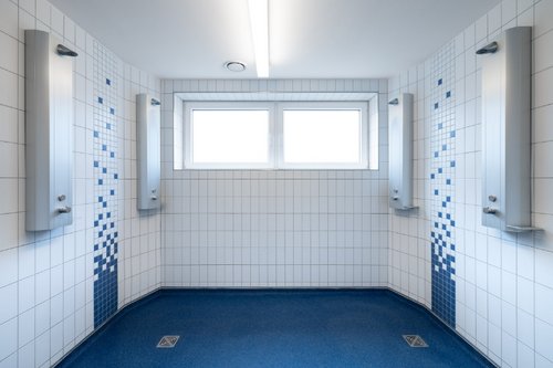 Gesamtansicht des Duschraums in der Landessportschule Ruit mit Duschpaneelen LINUS DP-C-T. Gesamtansicht des Duschraums in der Landessportschule Ruit mit Duschpaneelen LINUS DP-C-T.