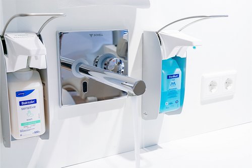 Nahaufnahme der elektronischen Waschtisch-Armatur LINUS im Behandlungszimmer der Praxis. Nahaufnahme der elektronischen Waschtisch-Armatur LINUS im Behandlungszimmer der Praxis.