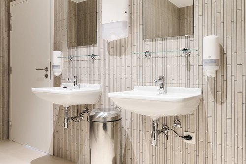 In den Sanitärräumen kommen die berührungslosen Armaturen Modus E von Schell zum Einsatz.