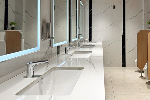 Elektronische Waschtisch-Armaturen MODUS TREND E HD-K in den Sanitäranlagen des Da Nang International Airport. 