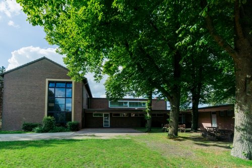 Frontalansicht der Dorfschule Ginderich.