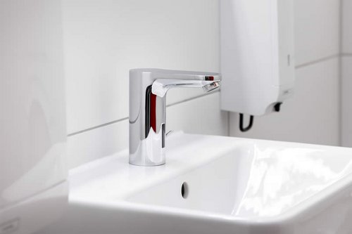 Nahaufnahme einer elektronischen Waschtisch-Armatur CELIS E auf einzelnem Waschbecken in der Kita Spitzholz.
