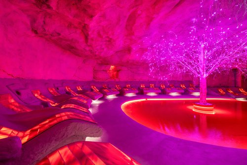 Wellnessbereich mit Ruheliegen und farbiger Beleuchtung in der Taunus Therme.