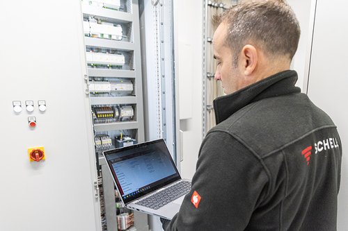 SCHELL Mitarbeiter überprüft SWS Server im Neubauprojekt BW Green Building.