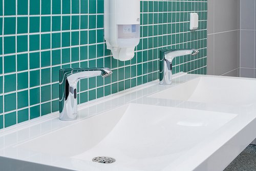 Elektronische Waschtisch-Armatur XERIS E HD-K in den Sanitärräumen der Gemeinschaftsgrundschule Theodor-Heuss in Wesel-Bislich.