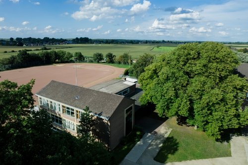 Die Dorfschule Ginderich aus der Vogelperspektive.