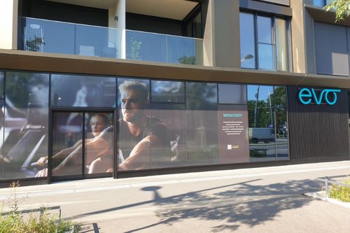 Außenansicht des Boutique Fitnessstudios EVO Fitness Bel & Main in Wien.