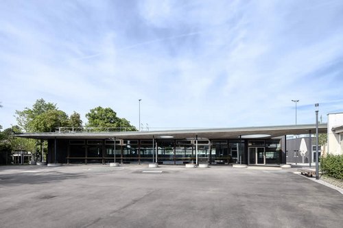 Großflächiger Schulhof der Stuttgarter Mühlbachhofschule