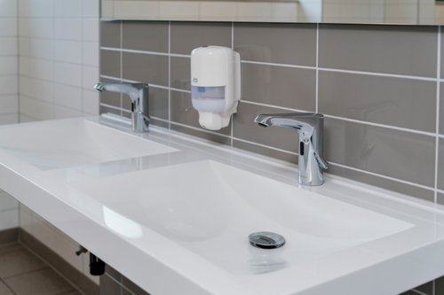 Elektronische Waschtisch-Armaturen XERIS E HD-M mid. in der Gemeinschaftsgrundschule Wesel.