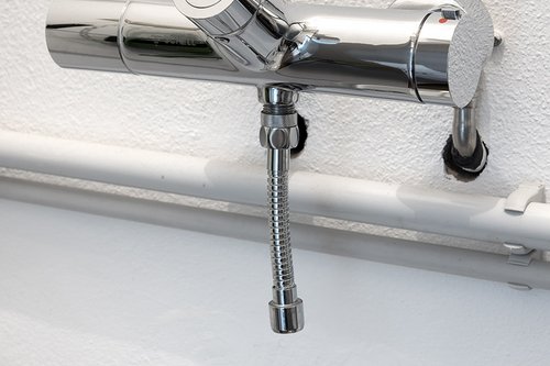 Primo piano del rubinetto per lavabi con installazione a parete VITUS VW-C-T nella palestra di Freudenstadt. Primo piano del rubinetto per lavabi con installazione a parete VITUS VW-C-T nella palestra di Freudenstadt.